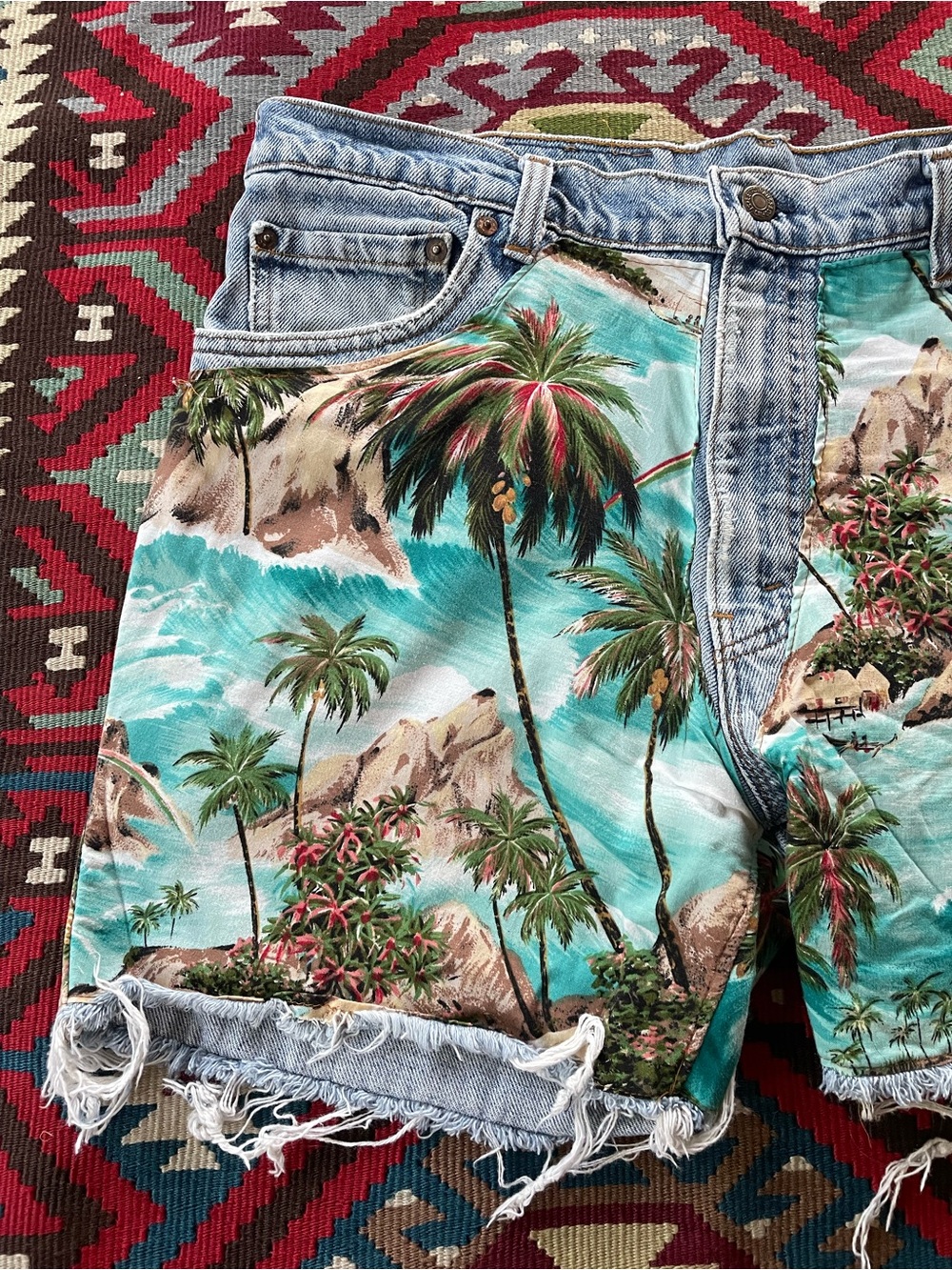 Vintage Levi’s Hawaii distressed shorts - Picture 4 of 9